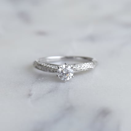 Zásnubní prsten s postranními diamanty Avihu