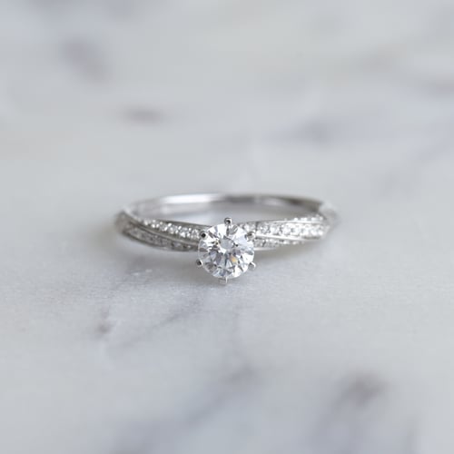 Zásnubní prsten s postranními diamanty Avihu