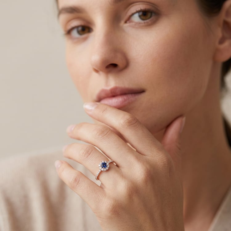 Stříbrný halo prsten s modrým safírem a lab-grown diamanty Lys 171014