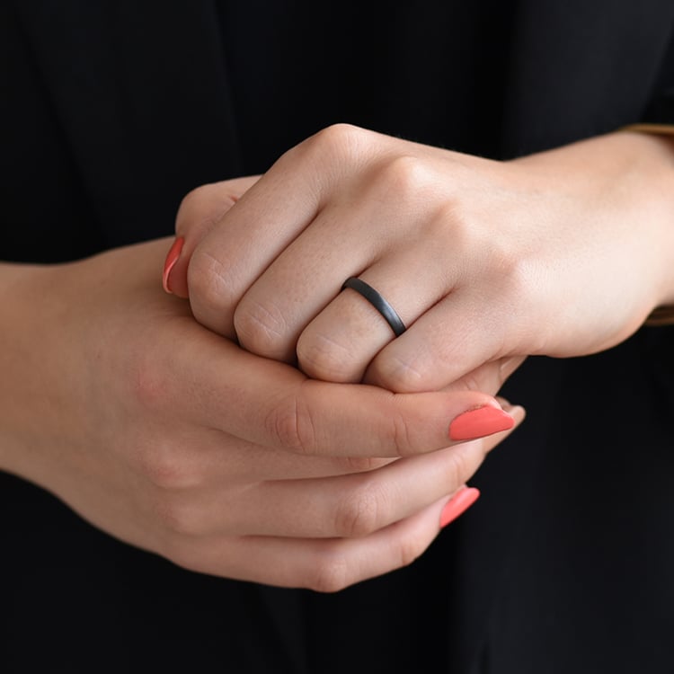 Zlatý snubní prsten s černým rutheniem a matným povrchem 58685