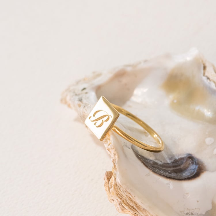 Čtvercový prsten s gravírem písmene Leal 101094