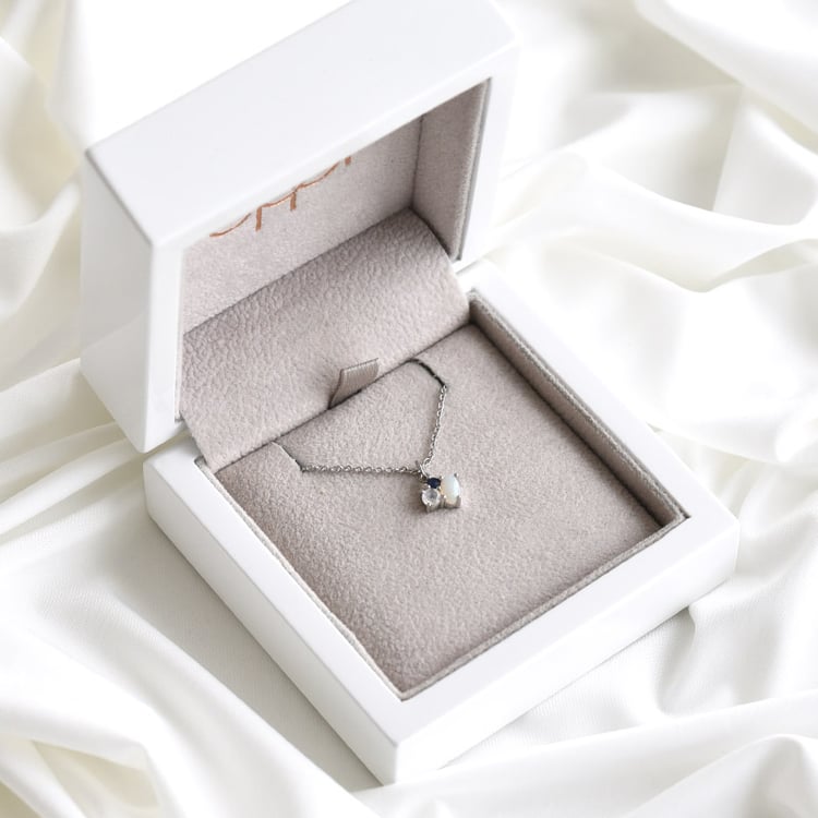 Minimalistický cluster náhrdelník s drahokamy z bílého zlata 82713