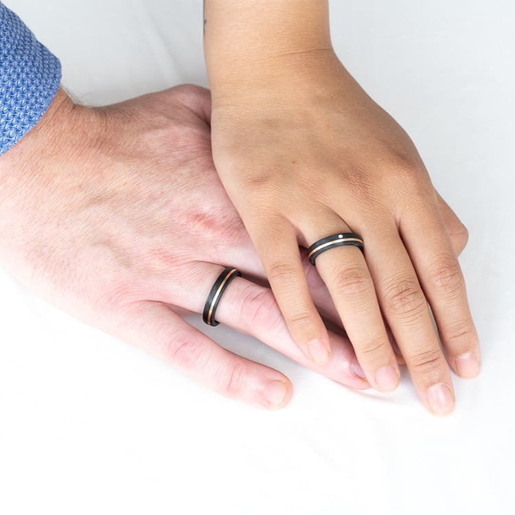 Pánský mírně zaoblený snubní prsten z karbonu a zlata Lise 143112