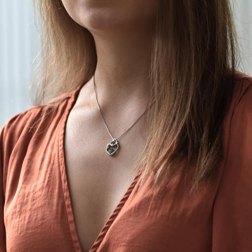 Přívěsek matka a dítě se smaragdem a diamantem Ella