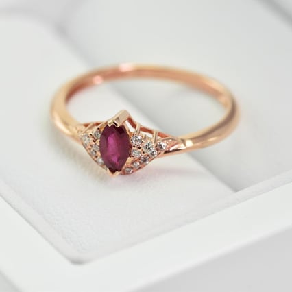 Zlatý rubínový prsten s diamanty Kilian