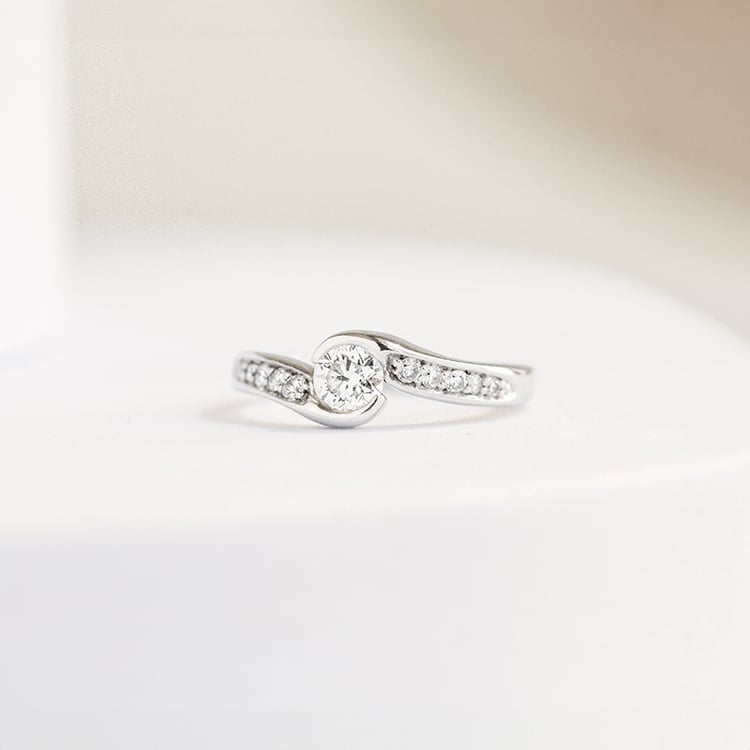 Zásnubní prsten s diamanty Lytarie 142848