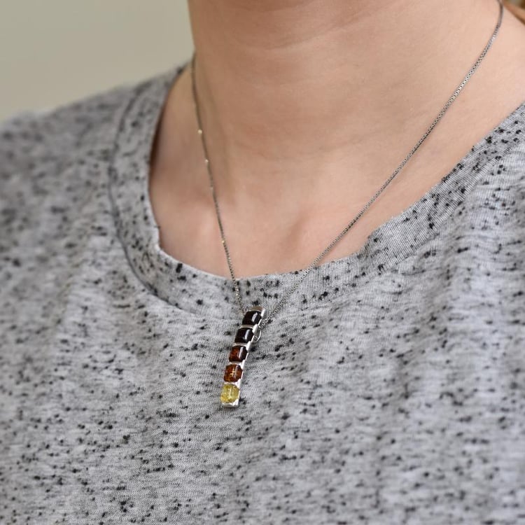 Stříbrný náhrdelník s barevnými jantary 27949