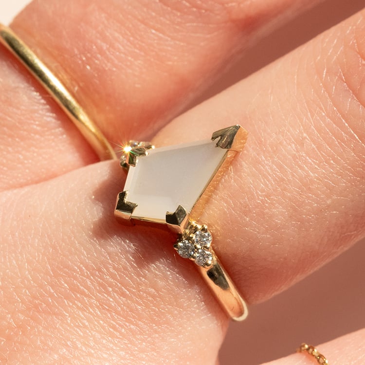 Prsten s mléčným měsíčním kamenem Kettil 137457