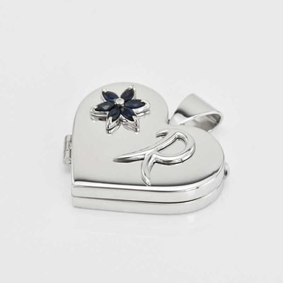 Medailonek s písmenem a květinou ze safírů