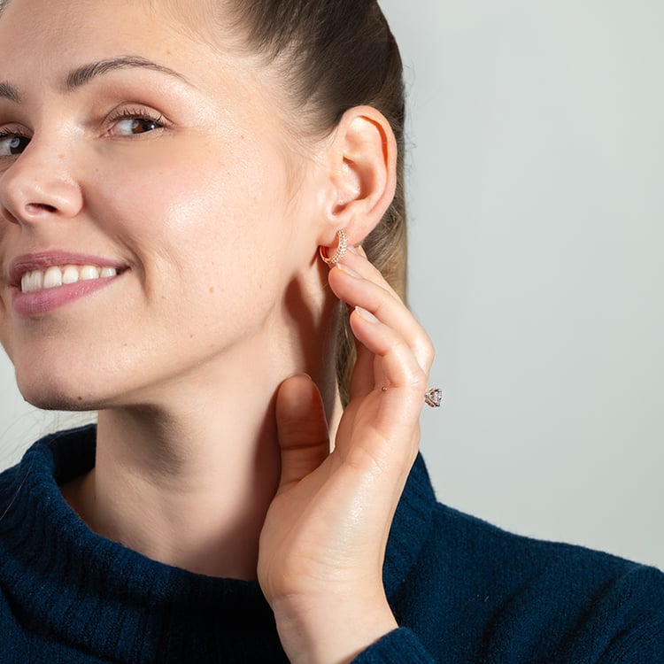 Stříbrné pavé kruhové náušnice s bílými topazy Shaviv 149438