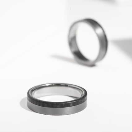 Pánský tantalový snubní prsten s karbonem Brett