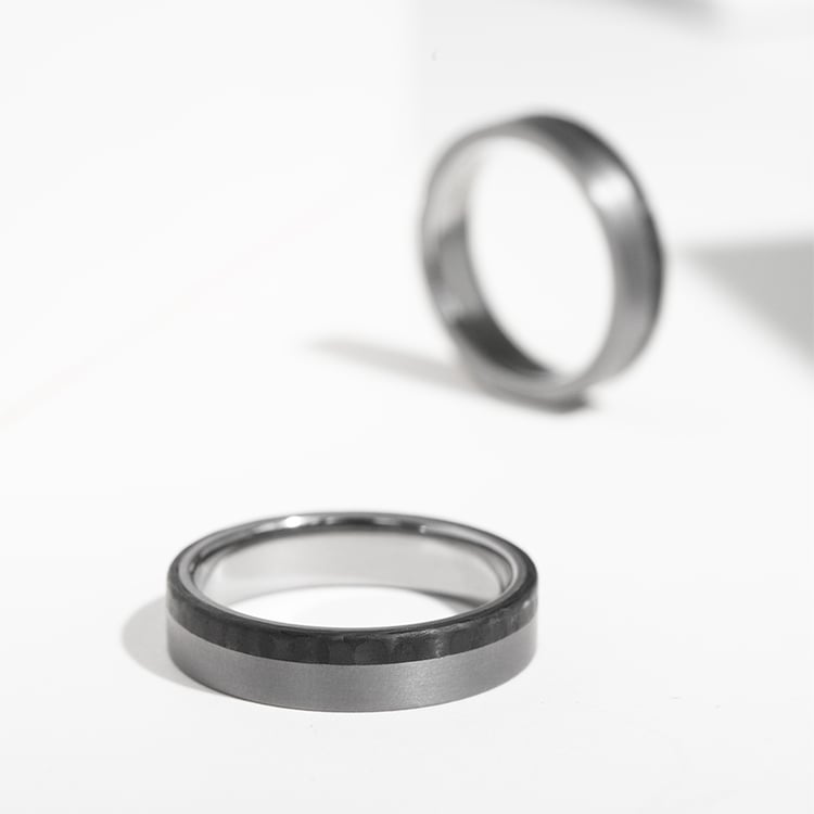 Pánský tantalový snubní prsten s karbonem Brett 143071