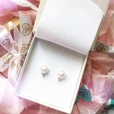 Náušnice s bílými perlami