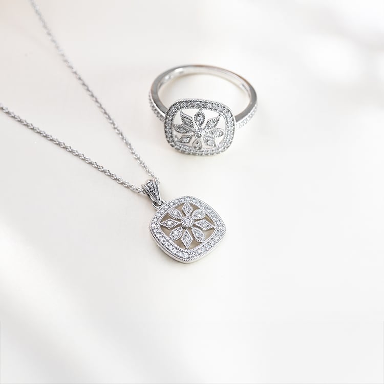 Přívěsek s diamantovým květem Alexisa 152267