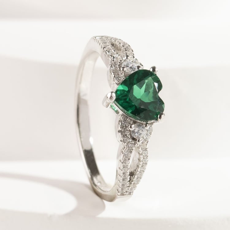 Stříbrný prsten se smaragdovým srdcem a zirkony Toria 163305