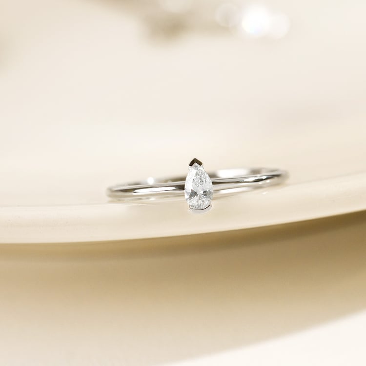 Minimalistický prsten ze stříbra s lab-grown pear diamantem Valentin 161915