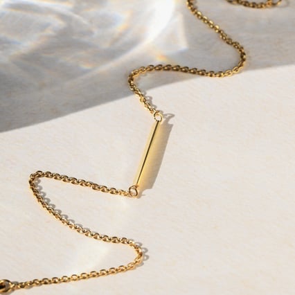 Zlatý minimalistický náramek na nohu Josiah