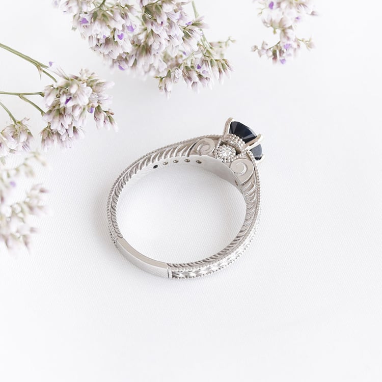 Prsten s černým safírem a diamanty 89187