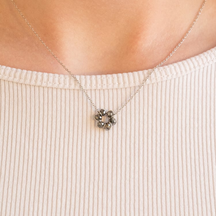 Zlatý náhrdelník ve tvary kytky se salt and pepper diamanty Efan 101054