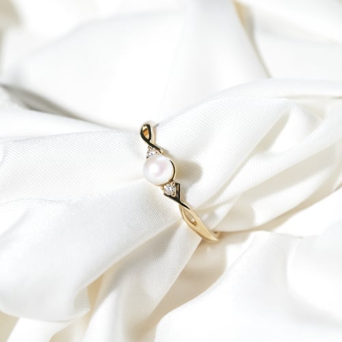 Stříbrný elegantní prsten s perlou a lab-grown diamanty Azana