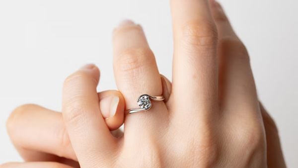 Jak zjistit velikost zásnubního prstenu tajně