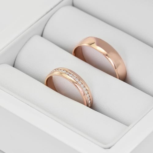 Zlaté snubní prsteny eternity s lab-grown diamanty a komfortní pánský Tiall