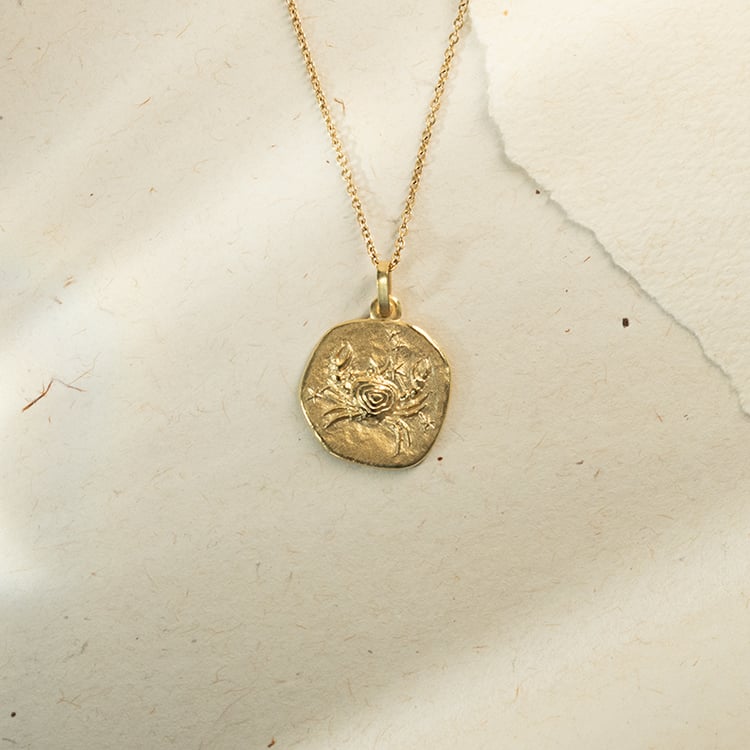 Zlatý přívěsek se symboly znamení zvěrokruhu 143637