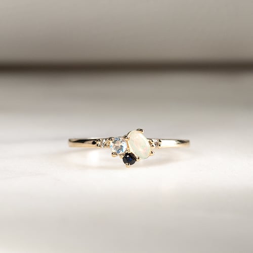 Zlatý cluster prsten s opálem, safírem, měsíčním kamenem a diamanty Elsa