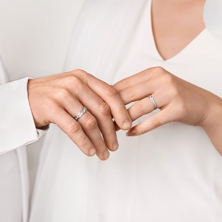 Snubní prsteny s atypickým povrchem ze zlata Iris 155649