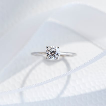 Zásnubní prsten s cushion moissanitem s výběrem velikosti Macey