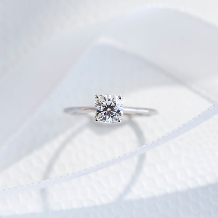 Zásnubní prsten s cushion moissanitem s výběrem velikosti Macey 110242