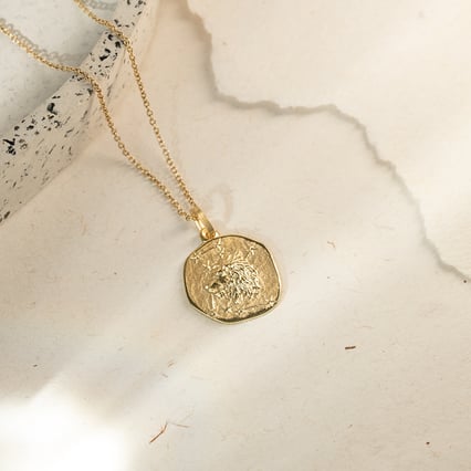 Zlatý přívěsek se symboly znamení zvěrokruhu Lev