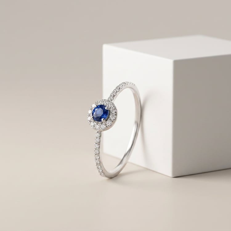 Stříbrný halo prsten s modrým safírem a lab-grown diamanty Lys 171012