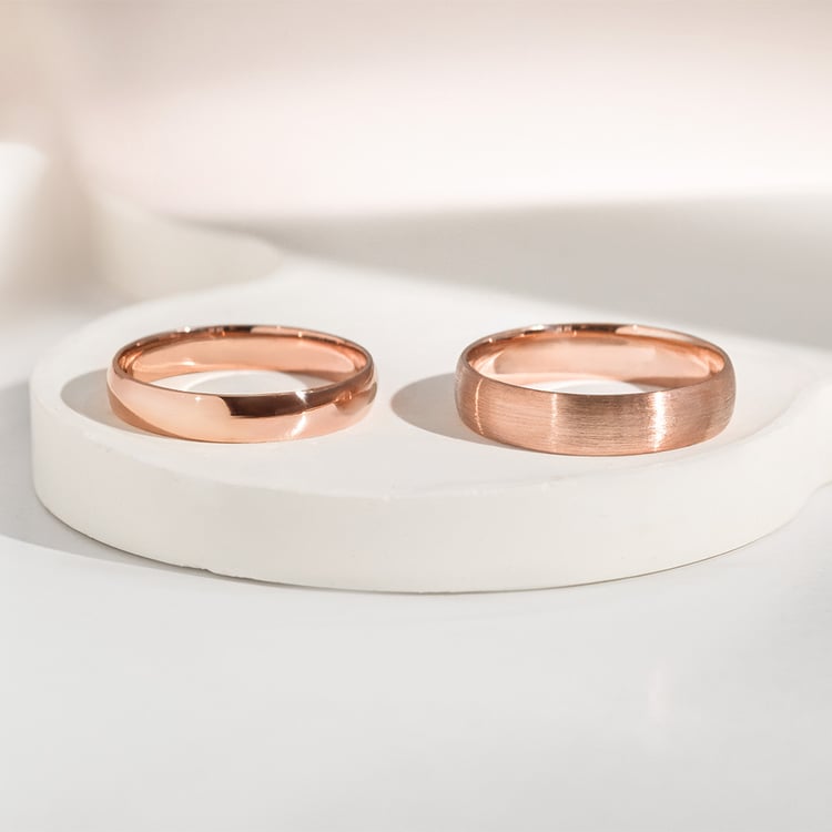 Komfortní snubní prsten z růžového zlata s lesklým povrchem 157024