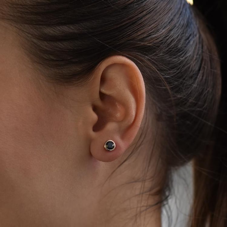 Stříbrné bezel náušnice s černými diamanty Wetty 102750