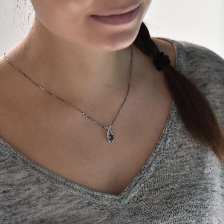 Stylový náhrdelník s topazem 40307