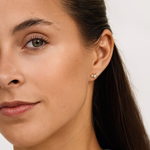 Moderní zlaté náušnice s kulatými diamanty Ebba