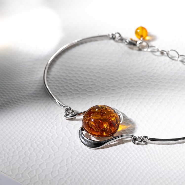 Jantar v elegantním stříbrném náramku Clytha 130817