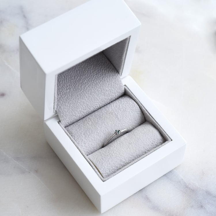 Stříbrný prsten s modrými diamanty 86104