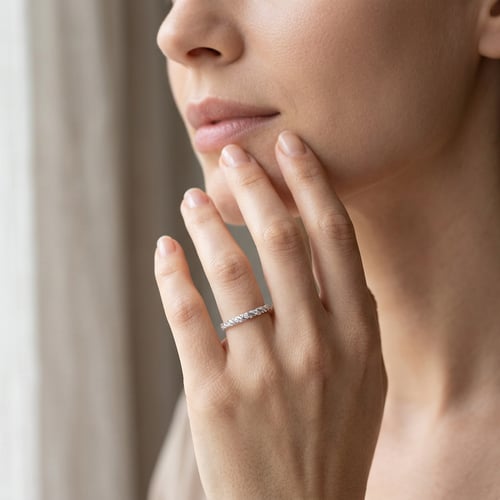 Proplétaný eternity prsten s lab-grown diamanty Rami