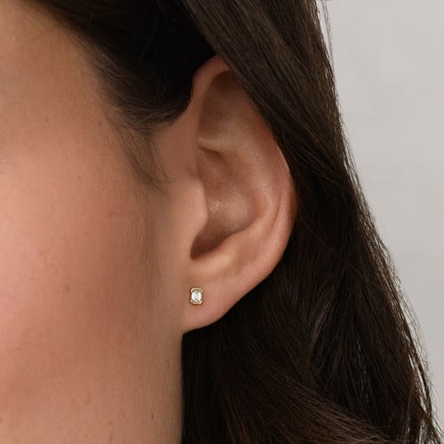 Minimalistické zlaté peckové náušnice s emerald diamantem Agata