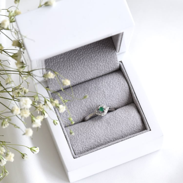 Zlatý prsten se smaragdem a diamanty 78200