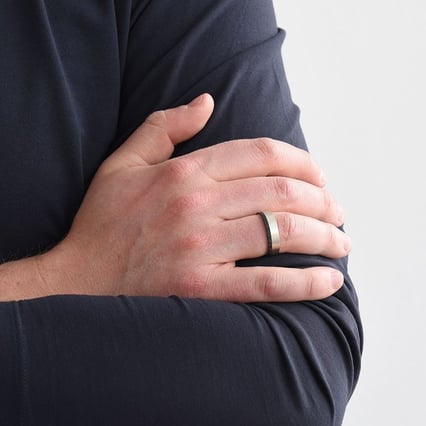 Plochý snubní prsten z karbonu a stříbra Suyer