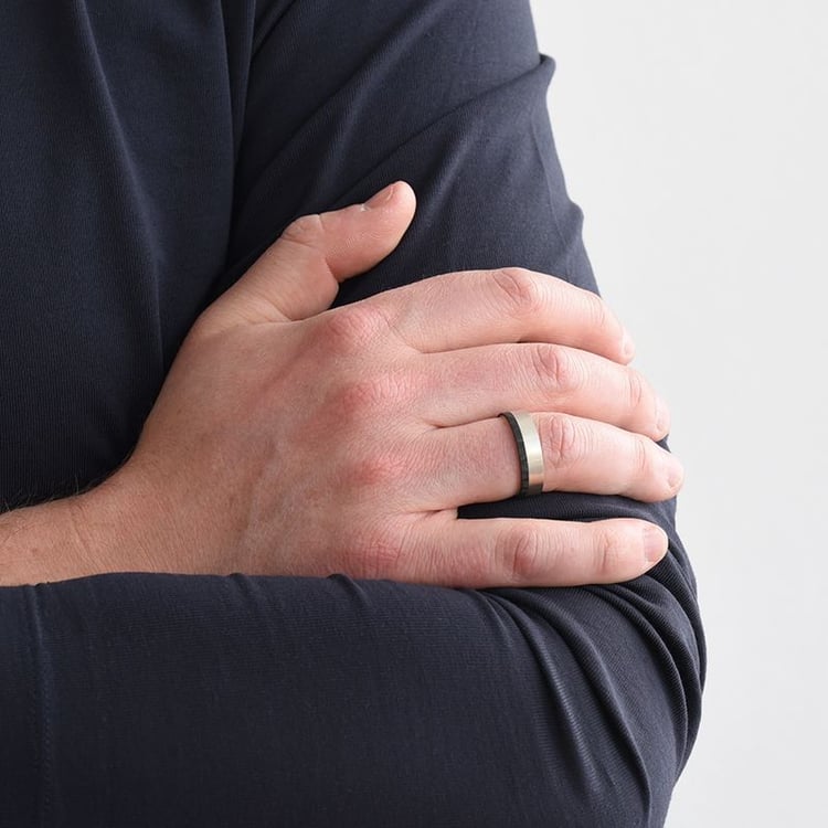 Plochý snubní prsten z karbonu a stříbra Suyer 165632