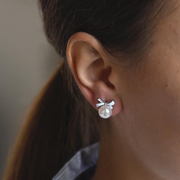 Perlové napichovací náušnice s enamelovými mašličkami 50387