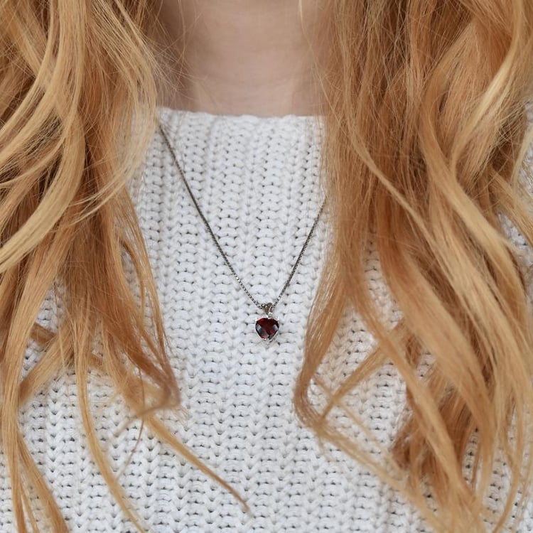 Granátový stříbrný náhrdelník 3015
