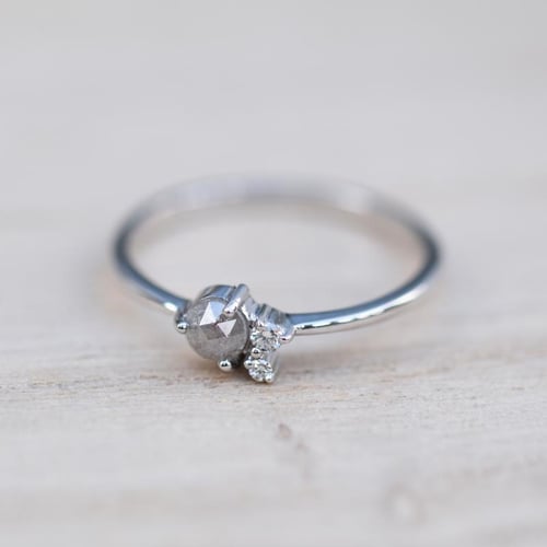 Salt and pepper diamant v něžném zlatém prstenu Marine
