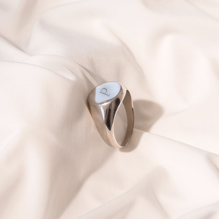 Prsten s diamantem a gravírem písmene Khloe 102114