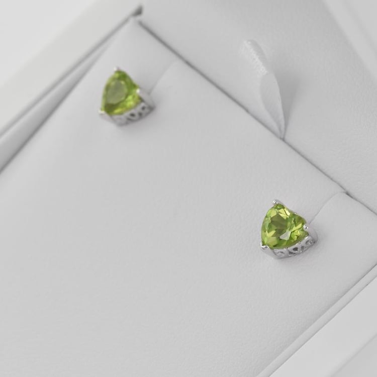 Olivínová srdíčka v náušnicích ze stříbra 5480