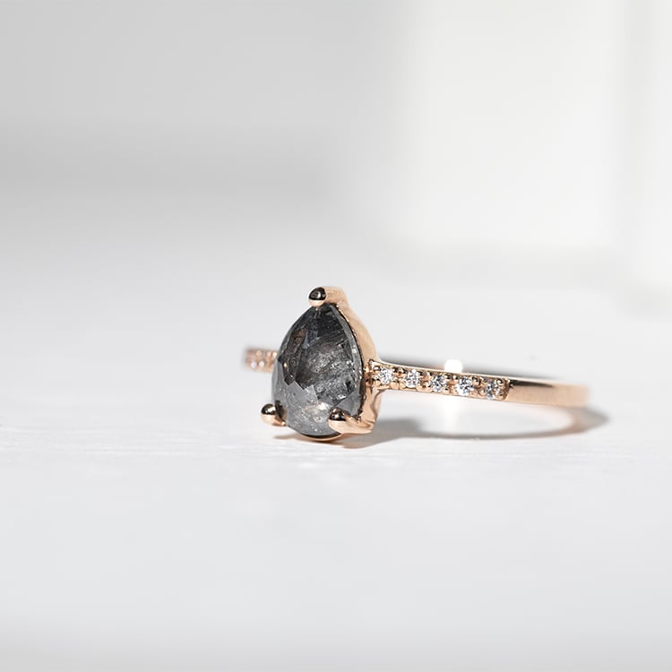 Zlatý prsten se salt and pepper diamantem a lab-grown diamanty Padma 128290